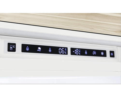 Close-up van het bedieningspaneel van een koelkast met digitale displays en symbolen voor temperatuurregeling en functies