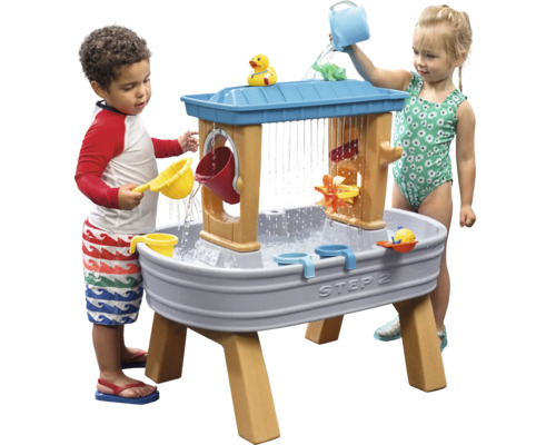 Twee kinderen spelen met een Step2 Waterfall Discovery Wall waterspeeltafel.
