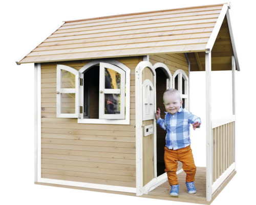 Houten speelhuis met kind in de deuropening