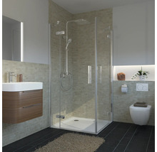 Badkamer met douchecabine, wastafel en toilet.