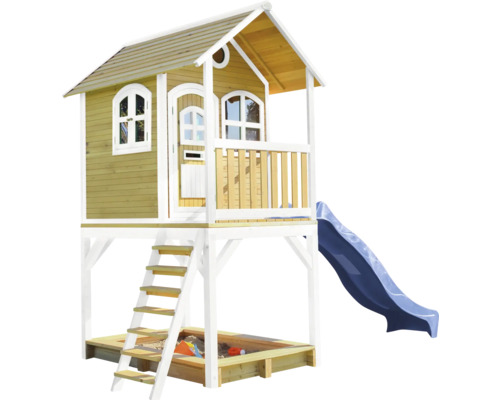 Houten speelhuis met glijbaan, zandbak en trap