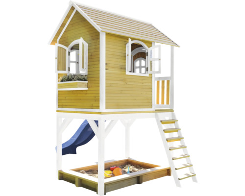 Houten speelhuis met zandbak en glijbaan