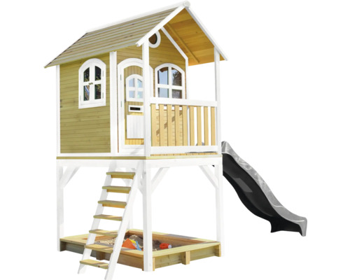 Houten speelhuis met glijbaan, zandbak en trap voor in de tuin