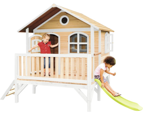 Houten speelhuis met glijbaan en twee spelende kinderen