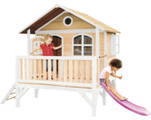 Houten speelhuis met glijbaan en twee spelende kinderen