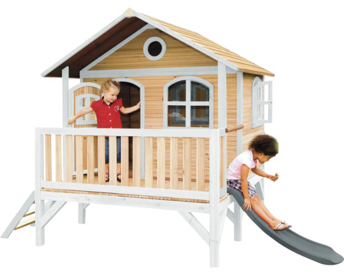 Houten speelhuis met glijbaan en twee spelende kinderen