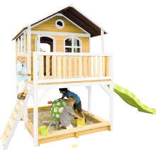 Speelhuis met zandbak en glijbaan voor kinderen in de tuin