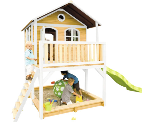 Speelhuis met zandbak en glijbaan voor kinderen in de tuin