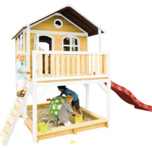Speelhuis met zandbak en glijbaan voor kinderen in de tuin.