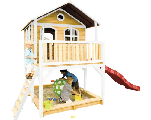 Speelhuis met zandbak en glijbaan voor kinderen in de tuin.