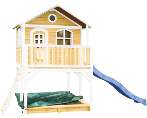 Houten speelhuis met glijbaan en zandbak