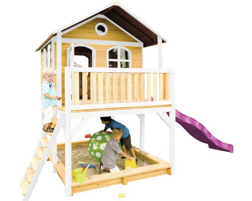 Speelhuis met zandbak en glijbaan in de tuin