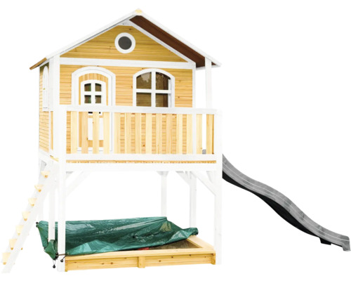 Houten speelhuis met glijbaan en zandbak