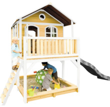 Speelhuis met zandbak en glijbaan voor kinderen om in de tuin te spelen