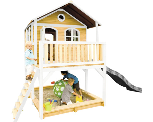 Speelhuis met zandbak en glijbaan voor kinderen om in de tuin te spelen