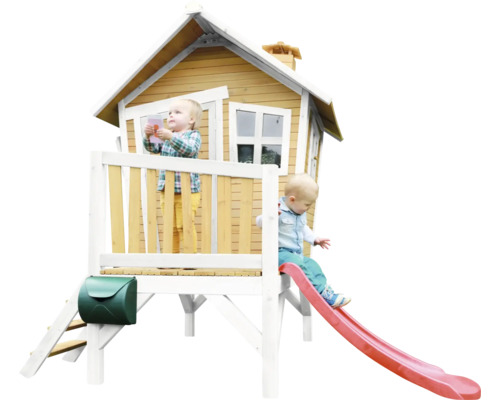 Houten speelhuis met glijbaan en twee kinderen