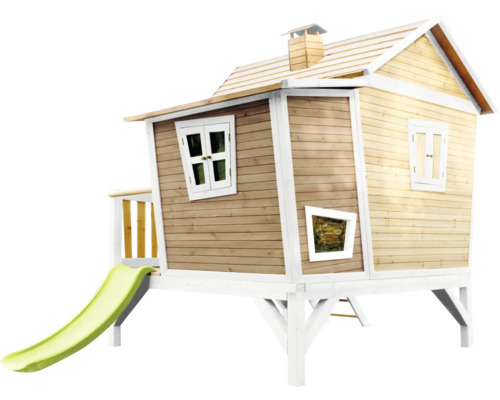 Houten speelhuis met glijbaan voor in de tuin