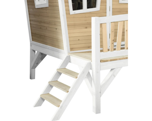 Gedetailleerd beeld van een speelhuis met houten gevel, witte accenten, trap en klein balkon