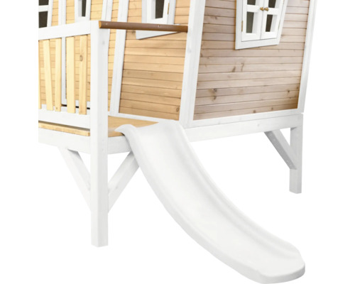 Houten speelhuis met glijbaan