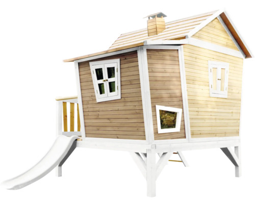 Houten speelhuis met glijbaan, ramen en schoorsteen