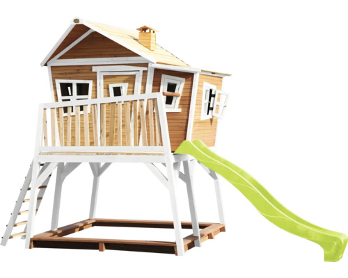 Houten speelhuis met glijbaan en zandbak