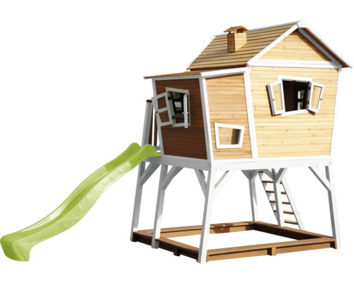 Houten speelhuis met glijbaan en zandbak