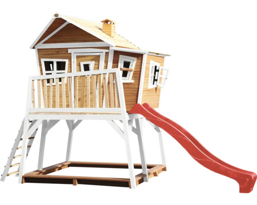 Houten speelhuis met glijbaan en zandbak