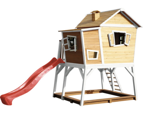 Houten speelhuis met glijbaan en zandbak