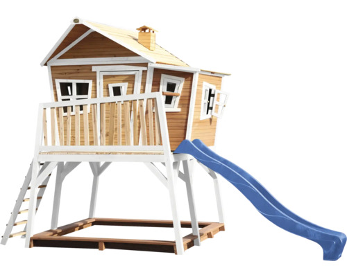 Houten speelhuis met glijbaan en zandbak