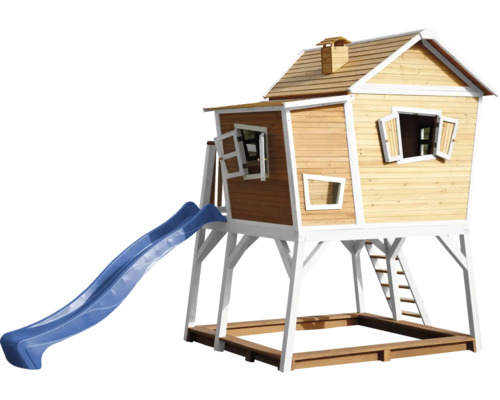 Houten speelhuis met glijbaan en zandbak