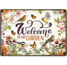 "Decoratief bord met de tekst ""Welkom in mijn tuin"", omgeven door bloemen, vogels en vlinders."
