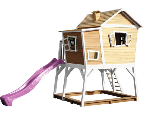 Houten speelhuis met glijbaan en zandbak