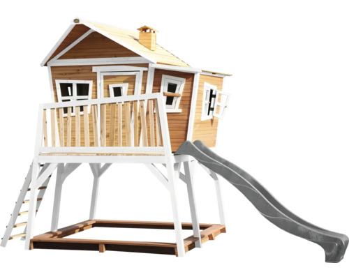 Houten speelhuis met glijbaan en zandbak