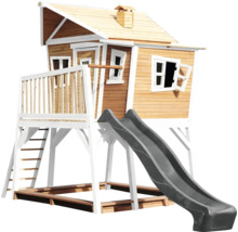 Houten speelhuis met glijbaan, ladder en zandbak