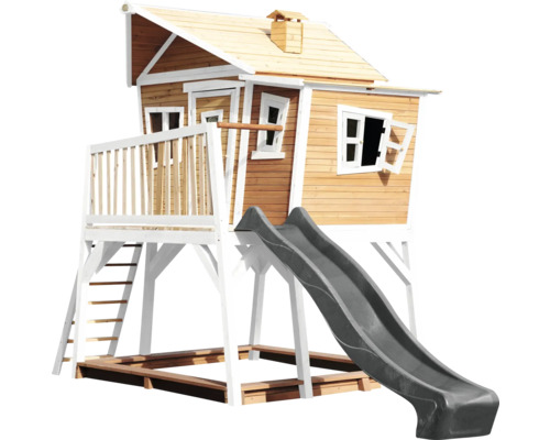 Houten speelhuis met glijbaan, ladder en zandbak