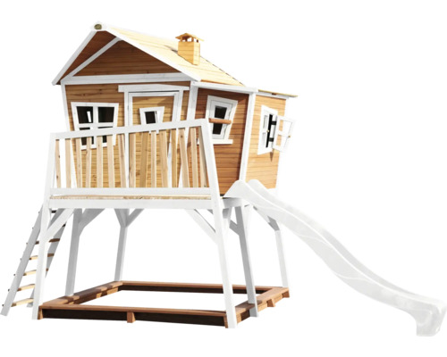 Houten speelhuis met glijbaan en zandbak