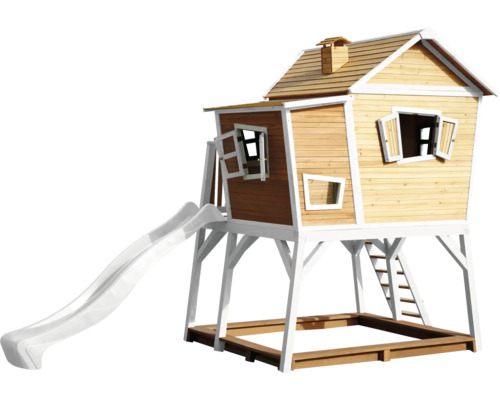 Houten speelhuis met glijbaan en zandbak