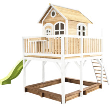 Houten speelhuis met glijbaan en zandbak