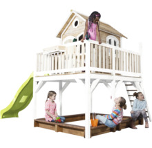 Speelhuis met zandbak, glijbaan en ladder in de tuin
