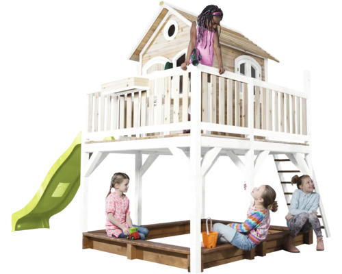 Speelhuis met zandbak, glijbaan en ladder in de tuin