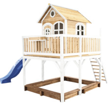 Speelhuis met glijbaan en zandbak voor in de tuin