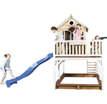 Kinderspeelhuis met glijbaan, zandbak en uitkijktoren met kinderen