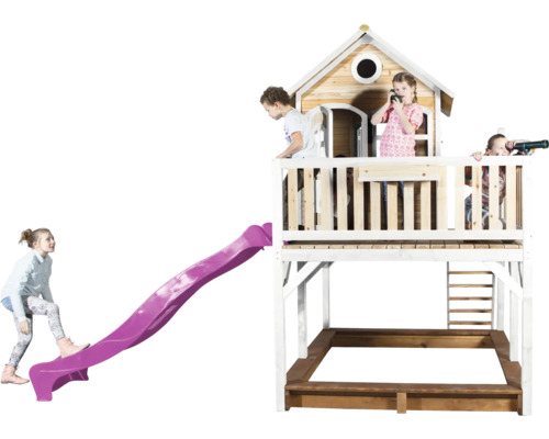 Speelhuis met glijbaan en zandbak met spelende kinderen