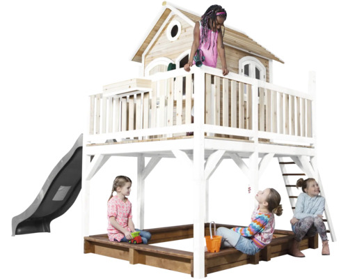 Speelhuis met glijbaan en zandbak voor kinderen in de tuin