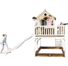 Speelhuis met glijbaan en zandbak met spelende kinderen