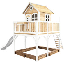 Houten speelhuis met glijbaan en zandbak