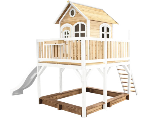 Houten speelhuis met glijbaan en zandbak