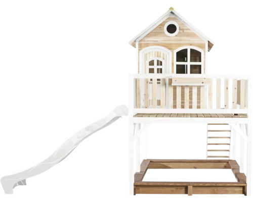 Houten speelhuis met glijbaan en zandbak
