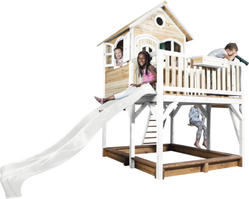 Speelhuis met glijbaan, zandbak en schommel voor in de tuin