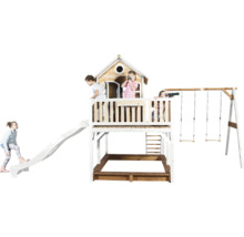 Speeltoren met glijbaan, schommel en zandbak voor kinderen in de tuin.